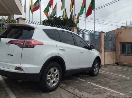 Location voiture Rav4 2015 Douala
