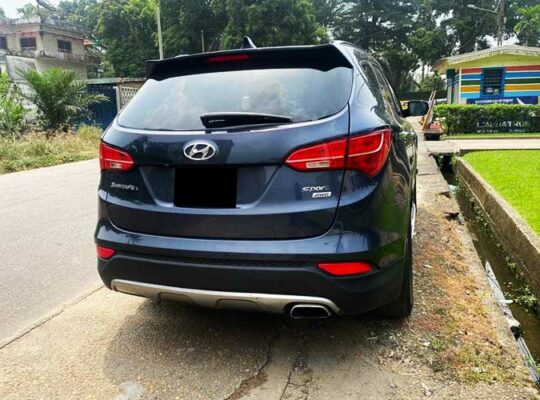 Location voiture Hyundai Santa Fe Douala