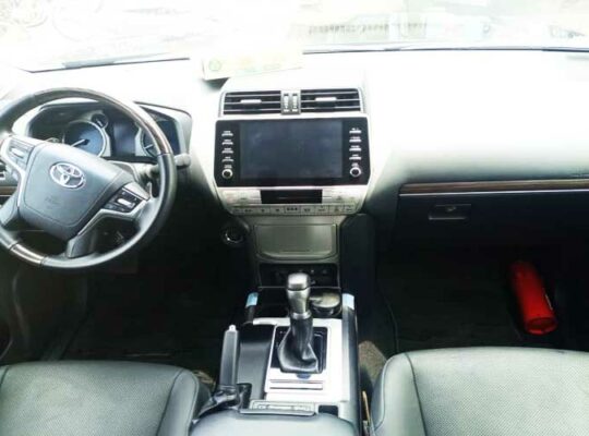 Location voiture Land Cruiser Prado 2023 Douala