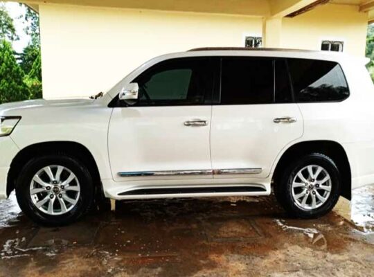 Location Toyota Land Cruiser GXR 2020 Douala